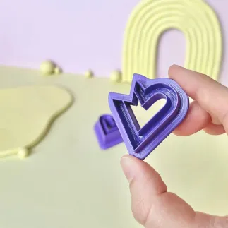 Cortador para arcilla polimérica para hacer aros con forma de corazón
