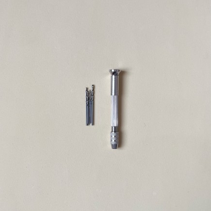 Taladro manual para hacer agujeros