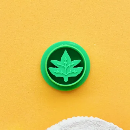 Cortador para arcilla polimérica - círculo con hoja de arce estampada