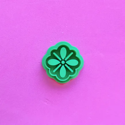 Cortador para arcilla polimérica - flor 4 pétalos estampada