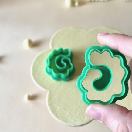 Cortador para arcilla polimérica para hacer aros con forma orgánica ondulada