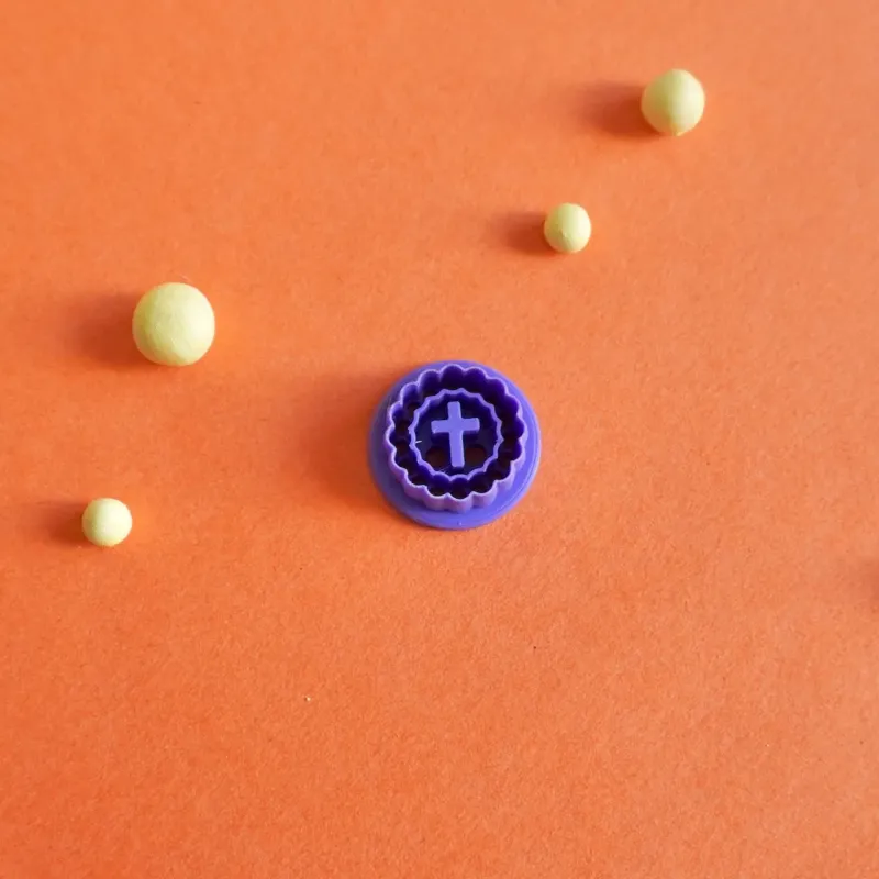 Cortador para arcilla polimérica - cruz marcada con borde festoneado Cortador para arcilla polimérica - cruz marcada con borde festoneado