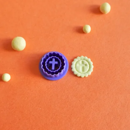 Cortador para arcilla polimérica - cruz marcada con borde festoneado