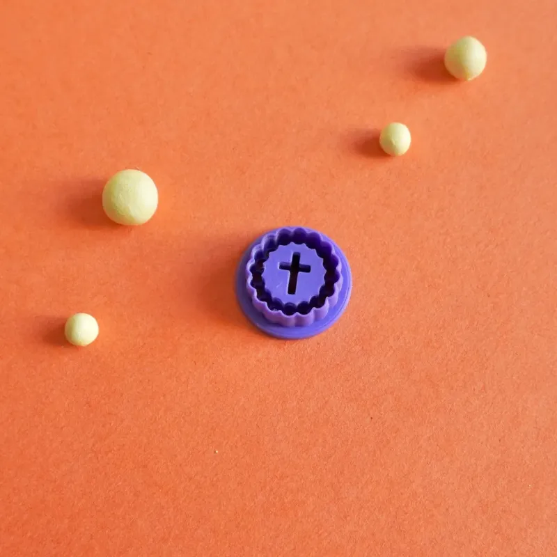 Cortador para arcilla polimérica - cruz en relieve con borde festoneado Cortador para arcilla polimérica - cruz en relieve con borde festoneado