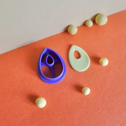 Cortador para arcilla polimérica - forma de gota con agujero