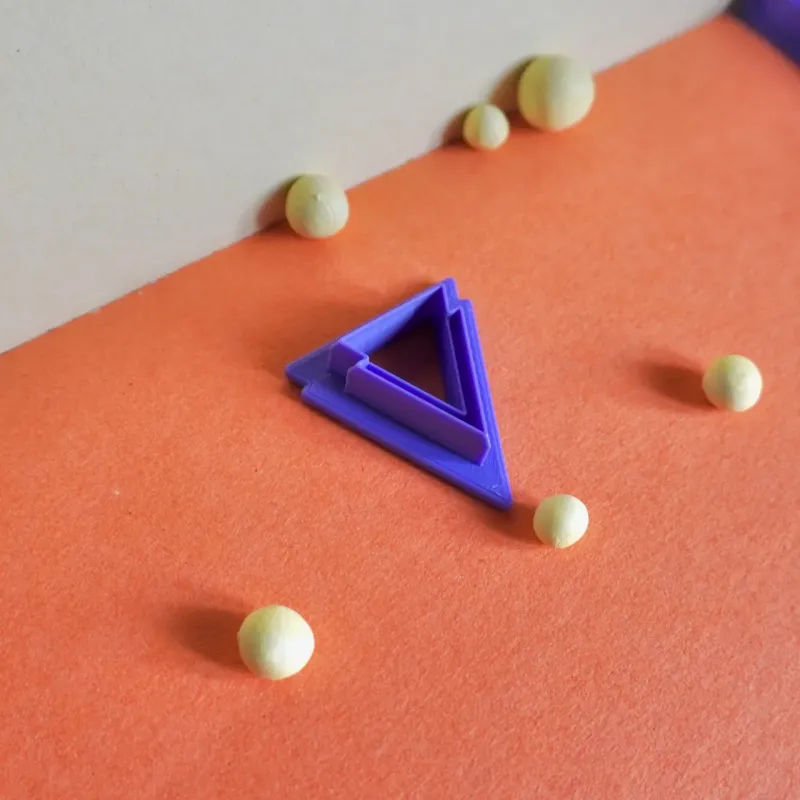 Cortador para arcilla polimérica - estilo old money triángulo con marca